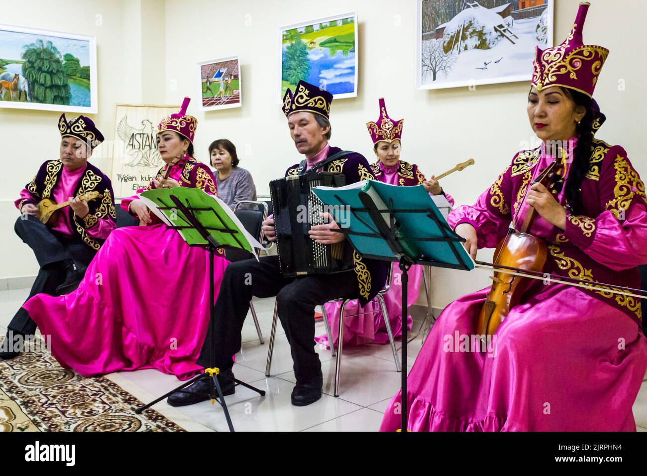 Traditionelle kasachische akustische Instrumentengruppe Stockfoto