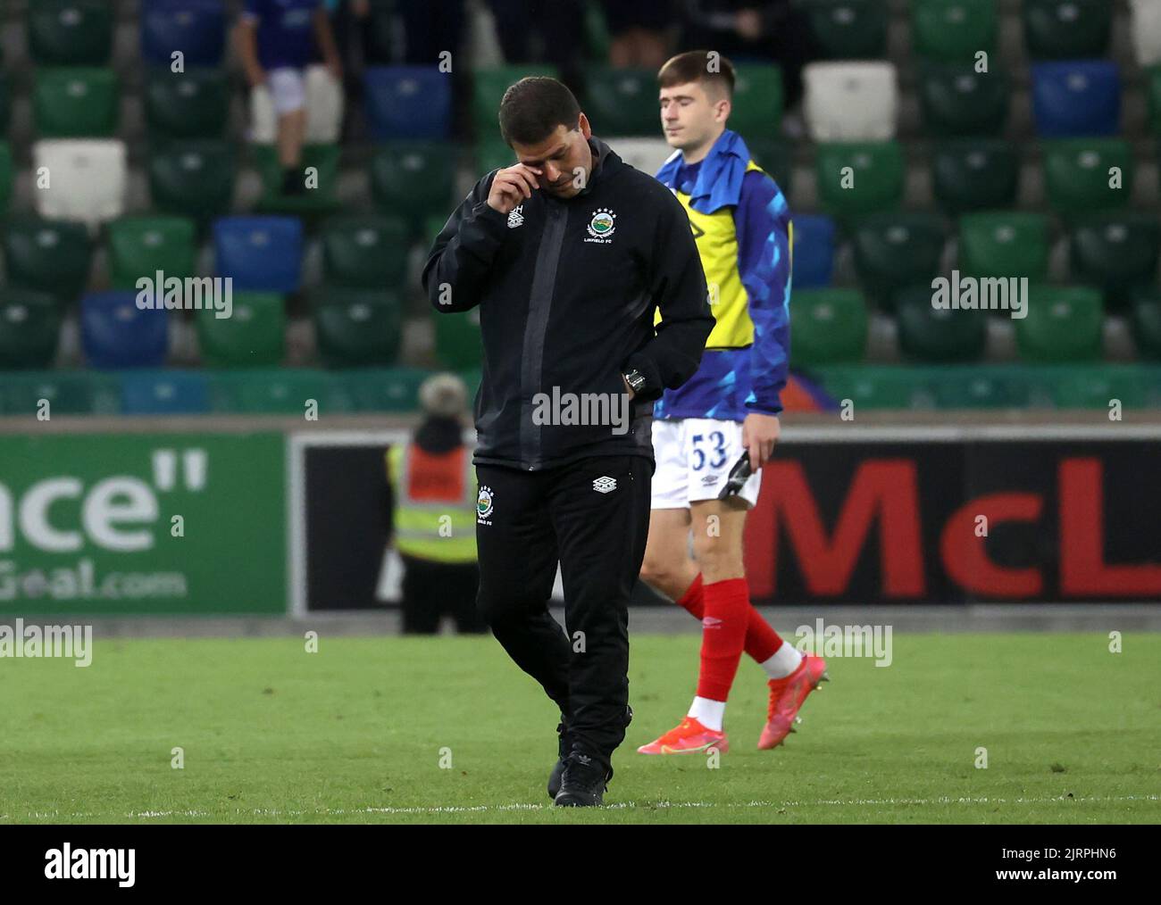 Linfield-Cheftrainer David Healy sieht nach dem Play-off-Spiel der UEFA Europa Conference League im Windsor Park, Belfast, niedergeschlagen aus. Bilddatum: Donnerstag, 25. August 2022. Stockfoto