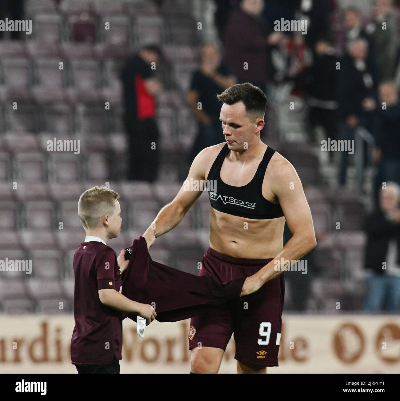 Tynecastle Park, Edinburgh.Scotland.UK.25. Aug 22 Hearts vs FC Zürich. Europa League Play-off-Runde, zweites Beinspiel.Hearts' Lawrence Shankland gibt Youngster sein Trikot in Vollzeit Kredit: eric mccowat/Alamy Live News Stockfoto