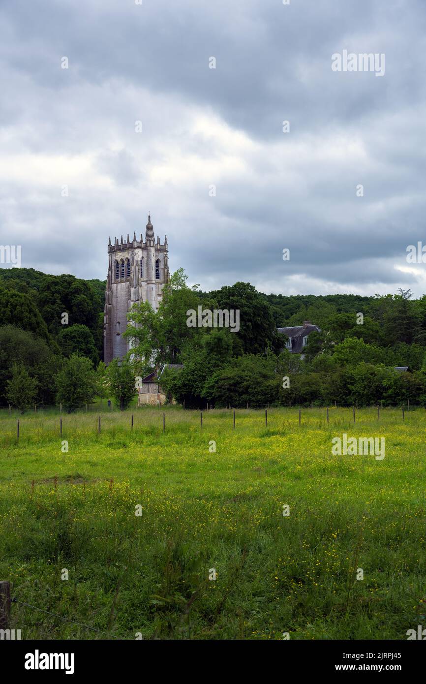 St. Nicolas Turm in der Benediktinerabtei Notre-Dame du Bec an einem bewölkten Frühlingsnachmittag, Le Bec-Hellouin, Normandie, Frankreich Stockfoto