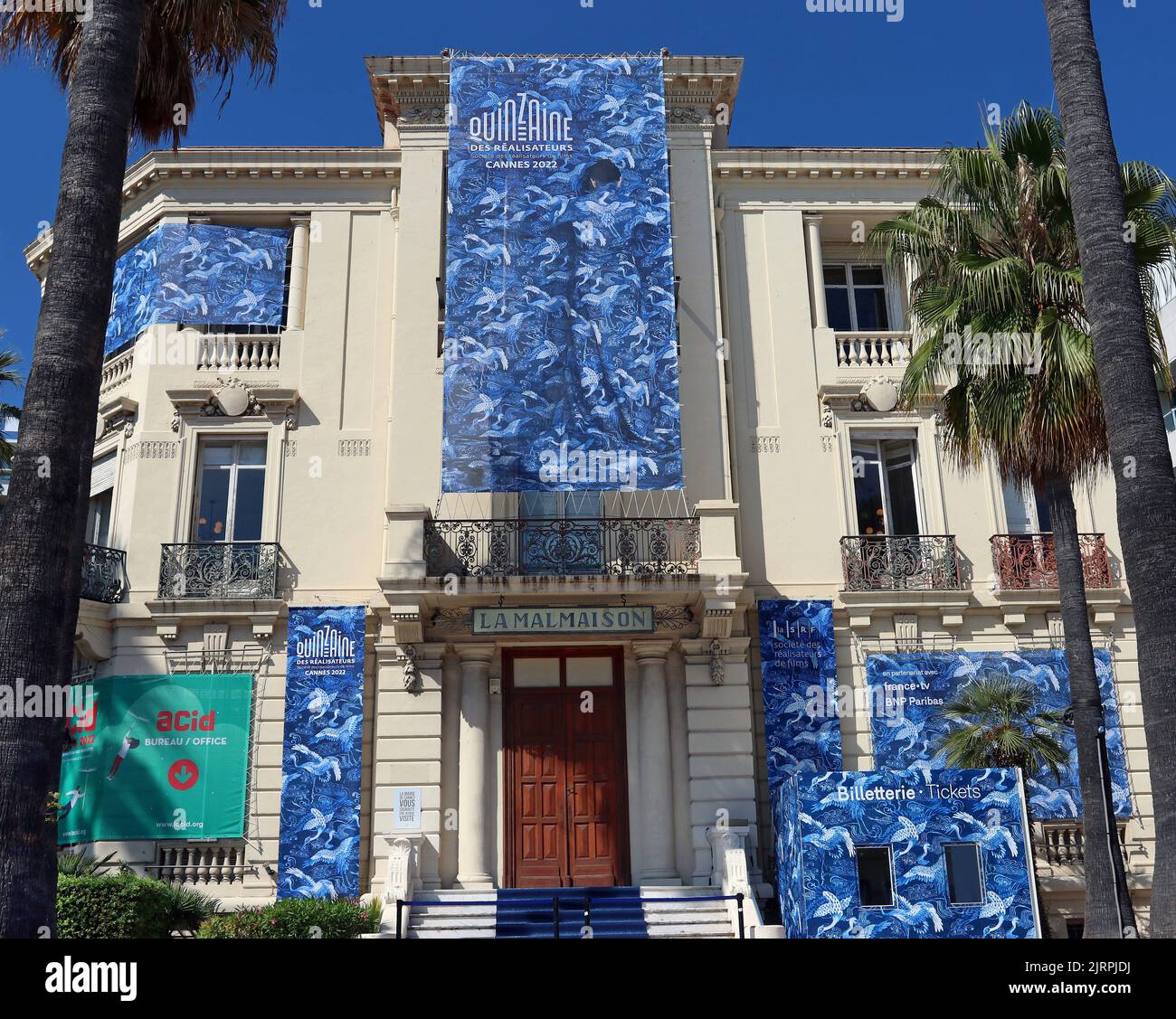 Die façade der Galerie für zeitgenössische Kunst La Malmaison, Cannes, drapierte mit Spruchbändern für die Filmfestspiele von Cannes 2022 Stockfoto