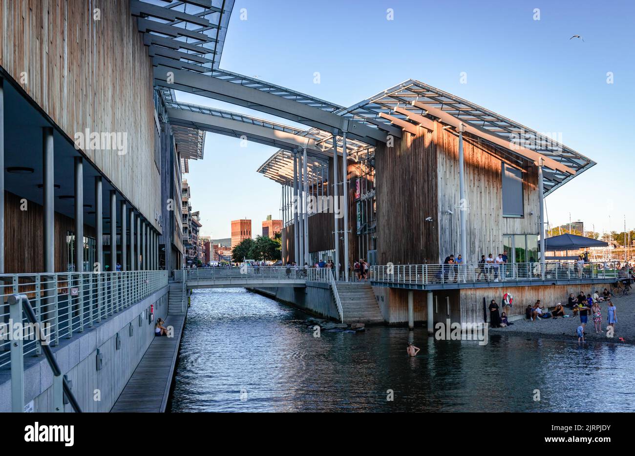 Oslo, Norwegen - August 13 2022: Das Astrup Fearnley Museum of Modern Art. Es ist in einem futuristischen Komplex untergebracht, der von Renzo Piano in Tjuvholmen entworfen wurde. Stockfoto