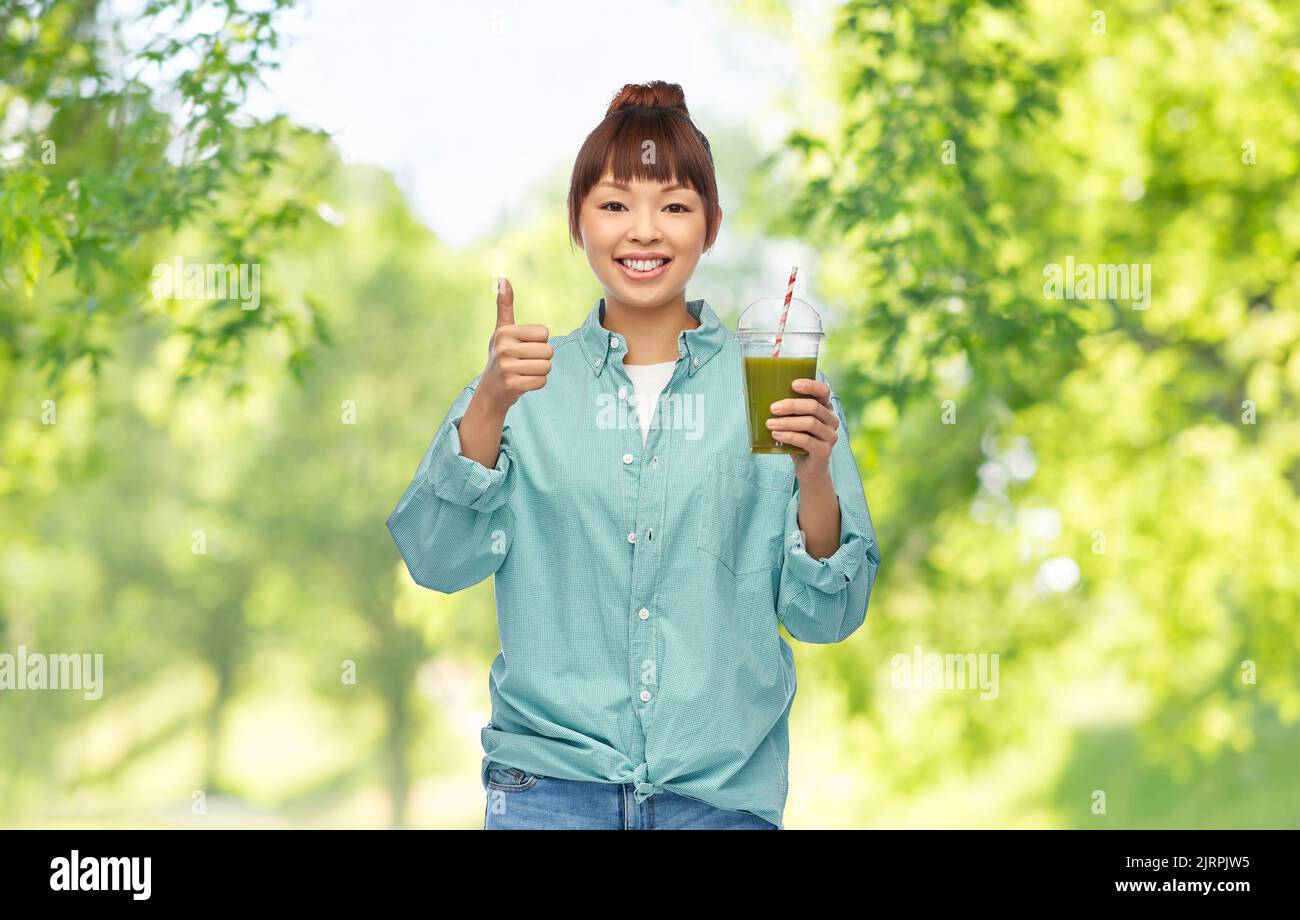 Glücklich lächelnde asiatische Frau mit Dose trinken Stockfoto