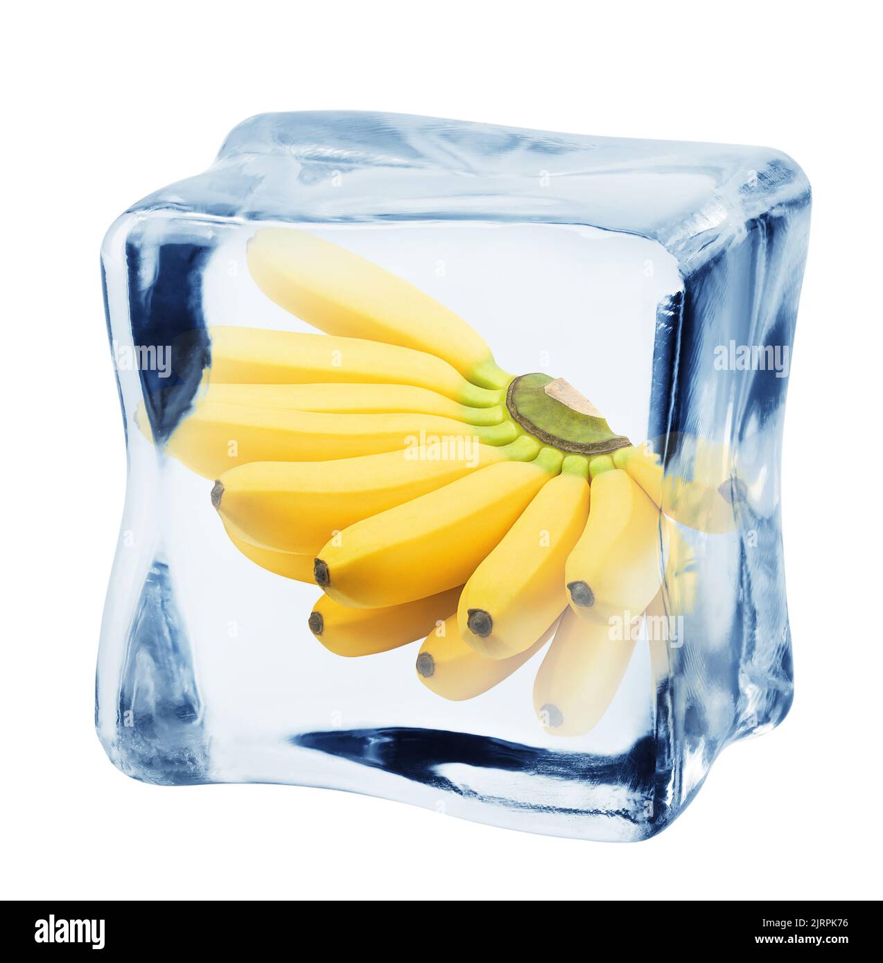 Banane im Eiswürfel, isoliert auf weißem Hintergrund, Beschneidungspfad, volle Schärfentiefe Stockfoto