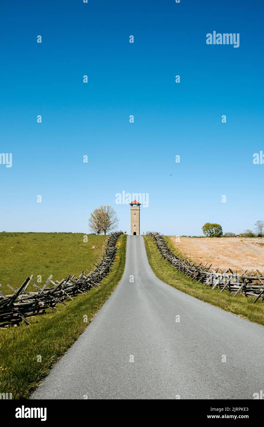 Eine eingezäunte Straße durch Felder bei Antietam Battlefield, Maryland Stockfoto