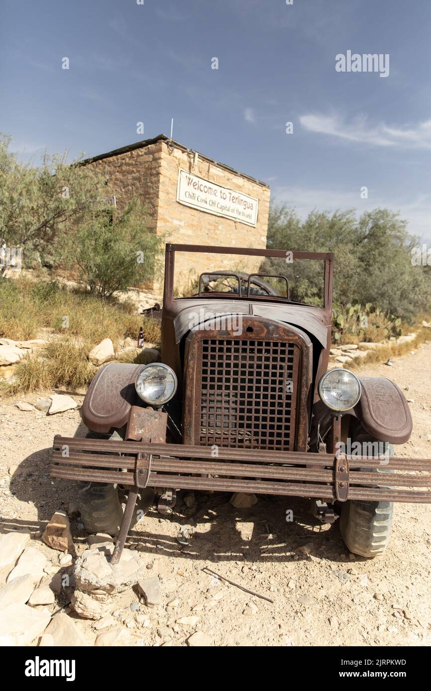 Willkommen bei Terlingua Geisterstadt Schild und Auto Stockfoto