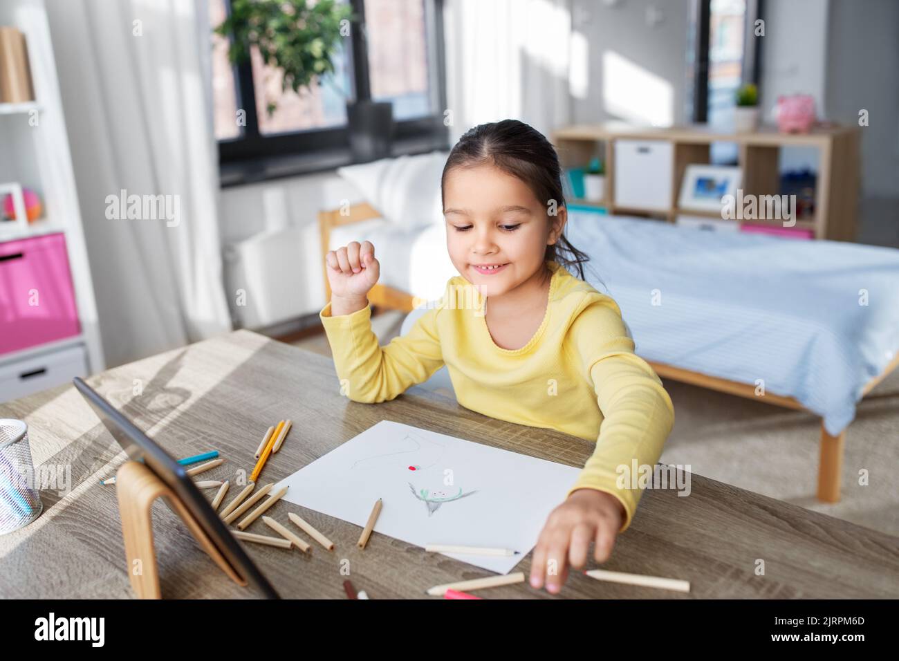 Kleines Mädchen Zeichnung mit Buntstiften zu Hause Stockfoto