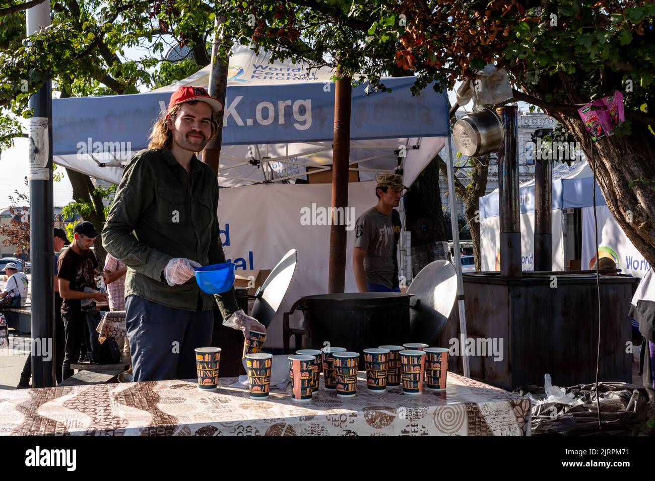 Lviv, Ukraine. 25. August 2022. Ein Freiwilliger bereitet am Bahnhof in