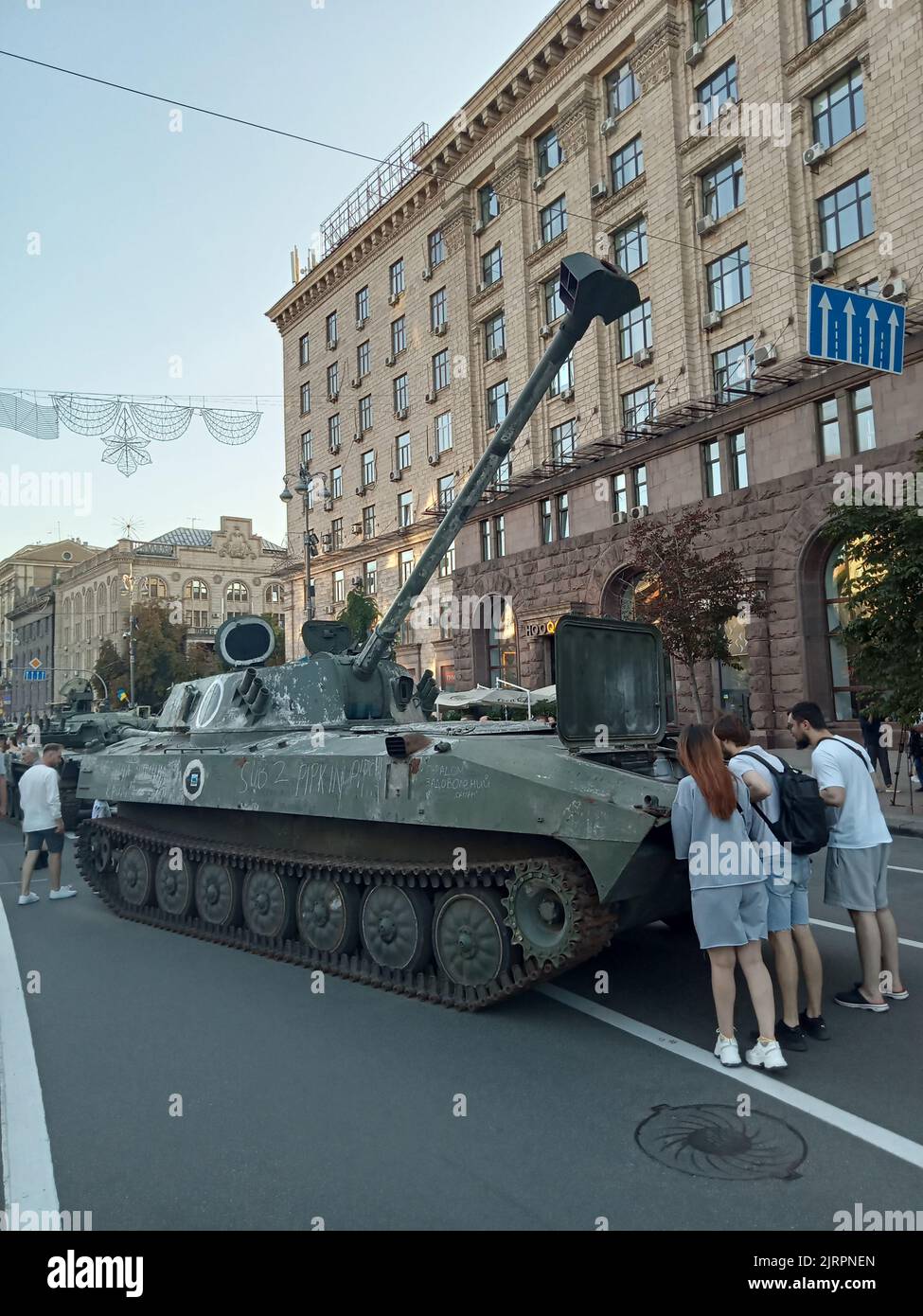 Zerstörte Militärfahrzeug-Ausstellung auf der Straße Khreschatyk am 24. August 2022 während des Unabhängigkeitstages in Kiew, Ukraine. Besucher überprüften die zerbrochenen und verbrannten modernen russischen gepanzerten Autos, Panzer usw. Stockfoto