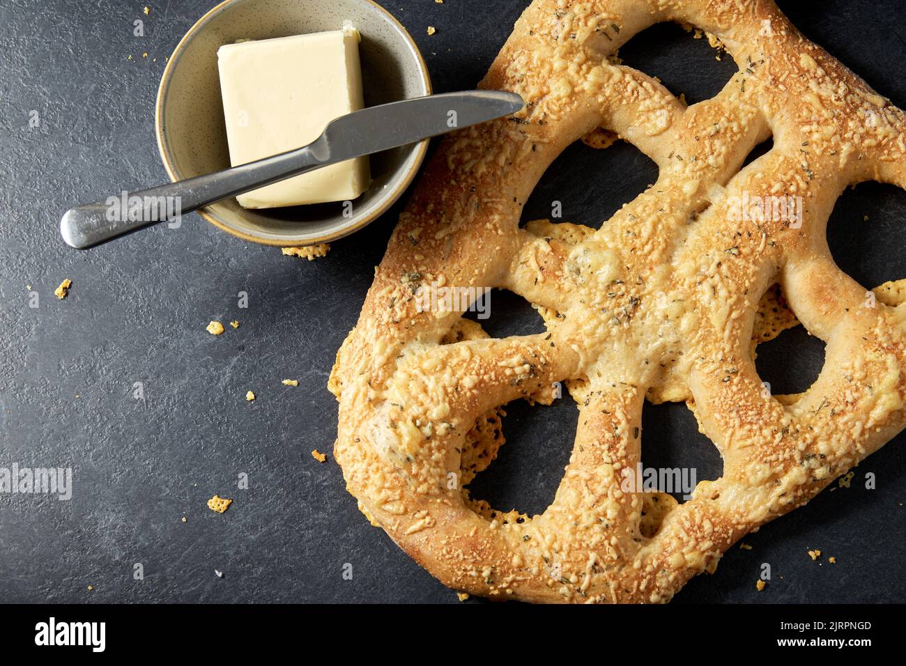 Nahaufnahme von Käsebrot, Butter und Tafelmesser Stockfoto