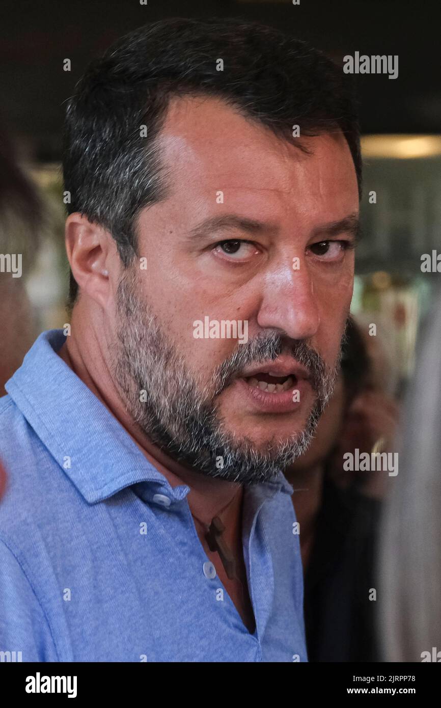 Matteo Salvini protestierte hart gegen die Demonstranten bei einer Kundgebung in Giugliano in Kampanien, Italien Stockfoto