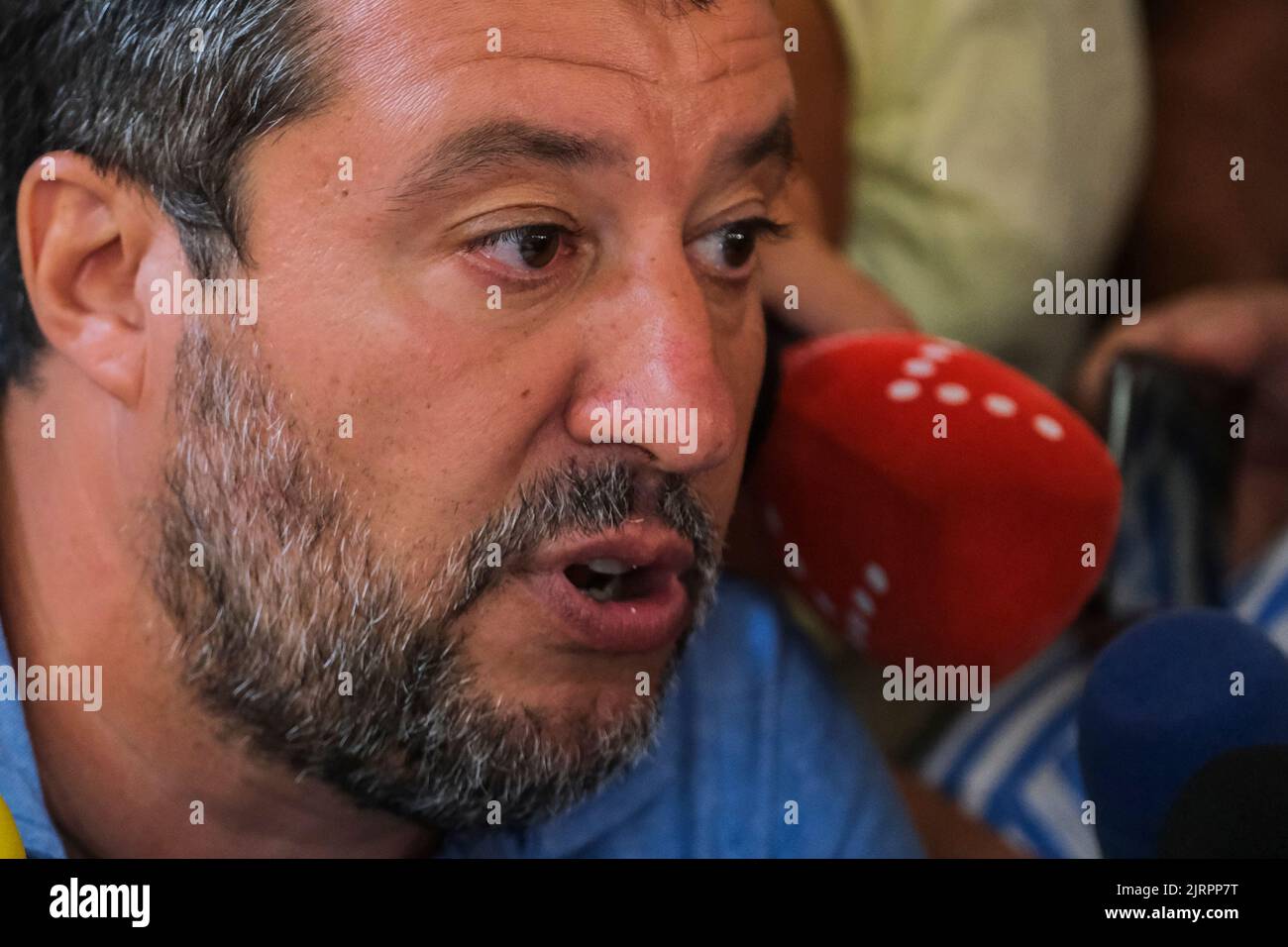 Matteo Salvini protestierte hart gegen die Demonstranten bei einer Kundgebung in Giugliano in Kampanien, Italien Stockfoto