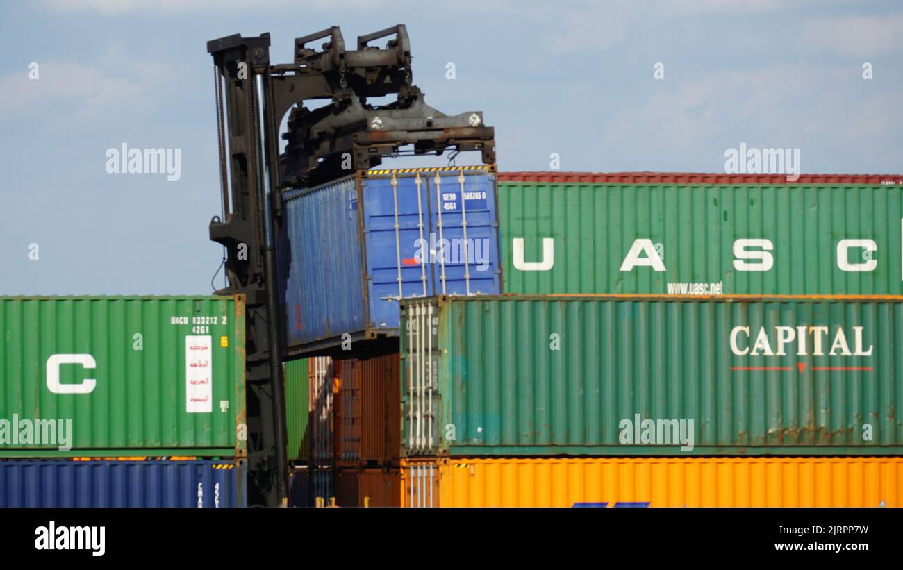 Der Frachtcontainer wird auf einer Werft in der Nähe des internationalen Flughafens Chicago O'Hare gehoben und gestapelt. Stockfoto