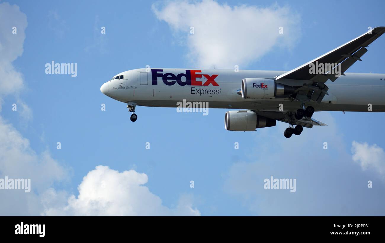 FedEx Boeing 767 Frachtflugzeug bereitet sich auf die Landung am Chicago O'Hare International Airport vor Stockfoto