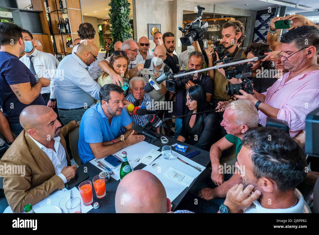 Matteo Salvini protestierte hart gegen die Demonstranten bei einer Kundgebung in Giugliano in Kampanien, Italien Stockfoto