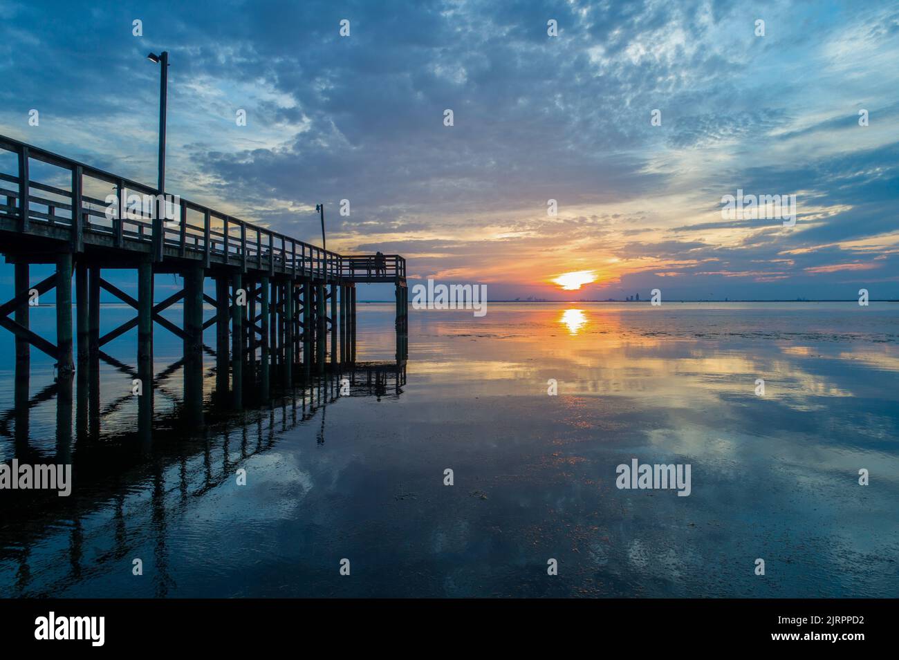 Pier an der Mobile Bay bei Sonnenuntergang Stockfoto