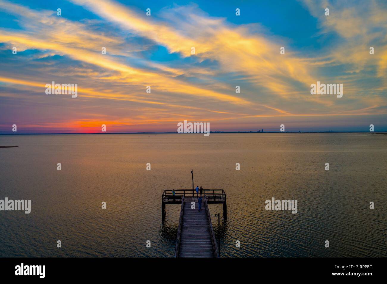 Pier an der Mobile Bay bei Sonnenuntergang Stockfoto