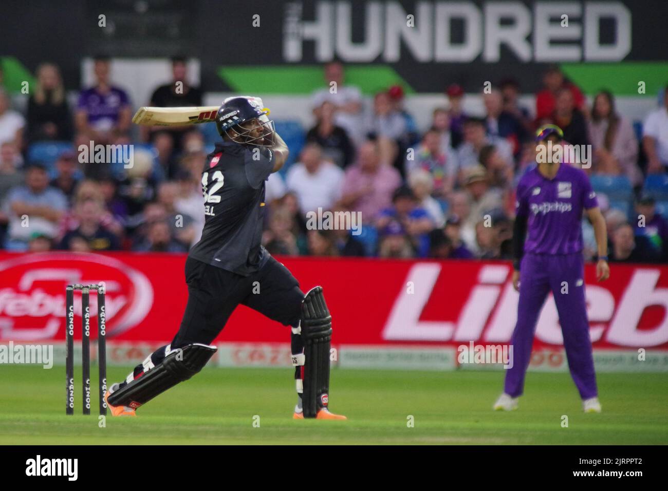 Leeds, England, 21. August 2022. Andre Russell hat in Headingley gegen die Männer der Northern Superchargers in the Hundred für Manchester Originals geschlagen. Quelle: Colin Edwards Stockfoto