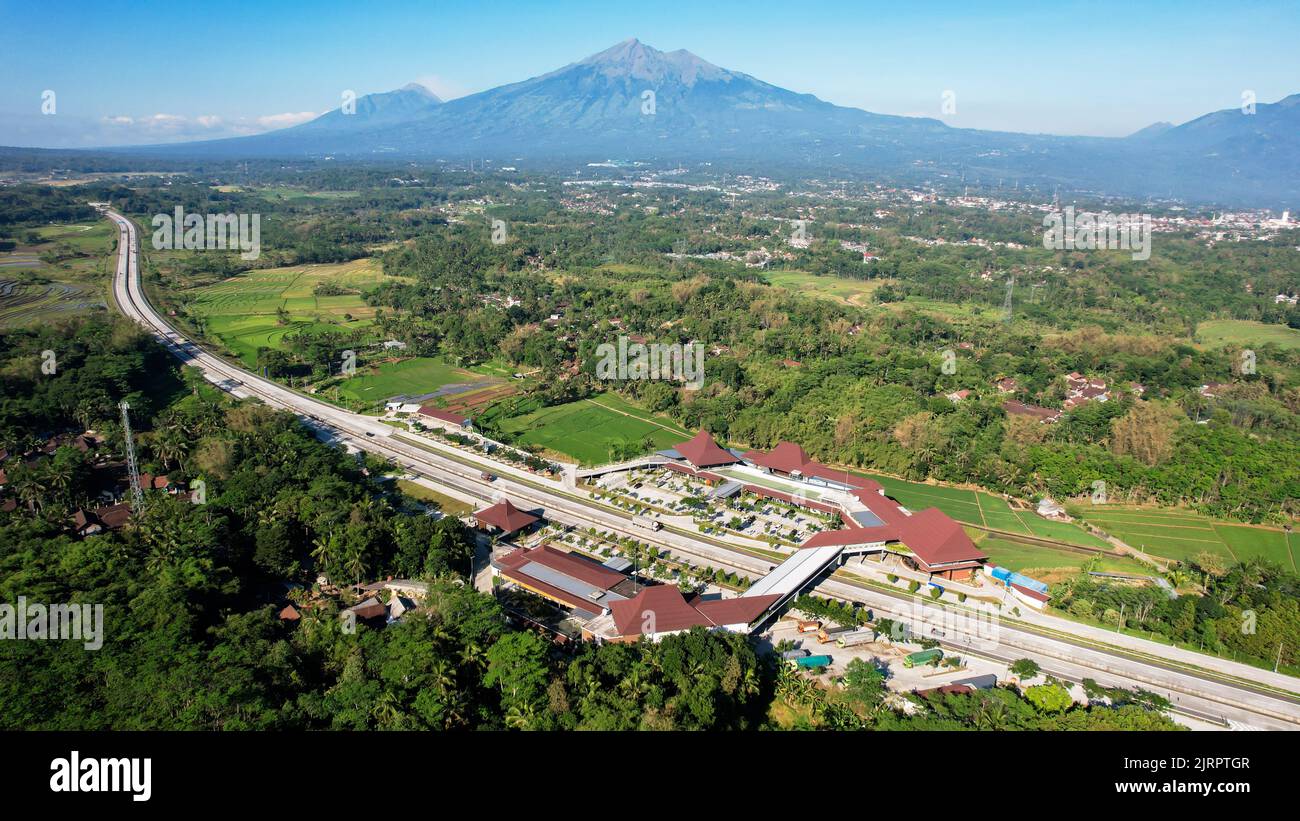 Luftaufnahme des Parkplatzes im Ruhebereich von Pendopo 456 Salatiga. Semarang, Indonesien, 26. August 2022 Stockfoto