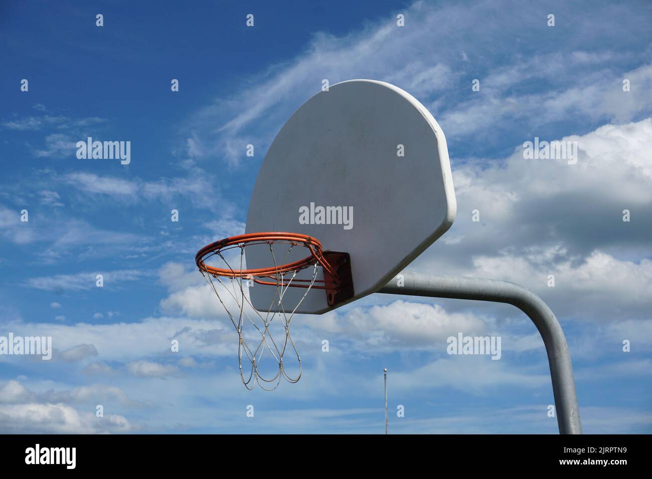 Basketballkorb auf einem Schulhof. Stockfoto
