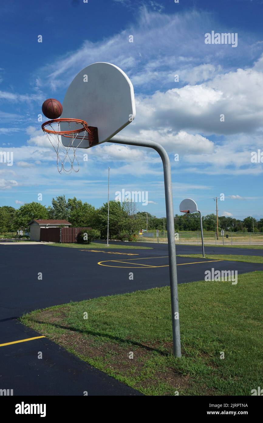 Basketballkorb auf einem Schulhof. Stockfoto