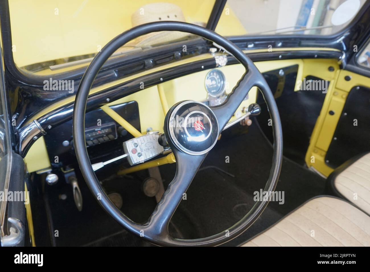 Der Innenraum eines Willys-Overland Jeepsters aus der Mitte des Jahrhunderts wurde von Brooks Stevens entworfen. Stockfoto