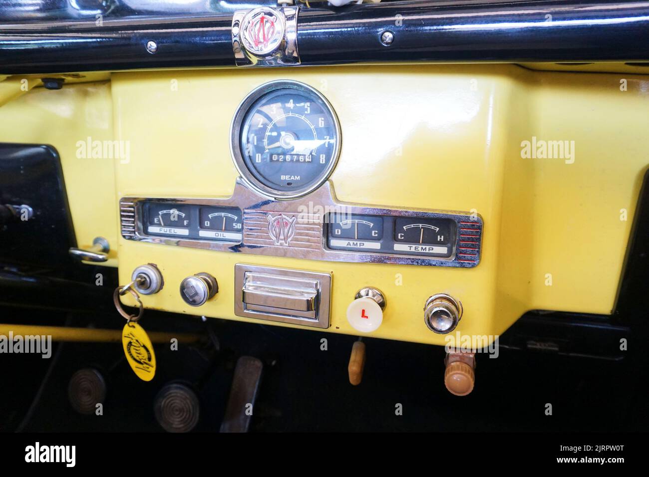 Der Innenraum eines Willys-Overland Jeepsters aus der Mitte des Jahrhunderts wurde von Brooks Stevens entworfen. Stockfoto