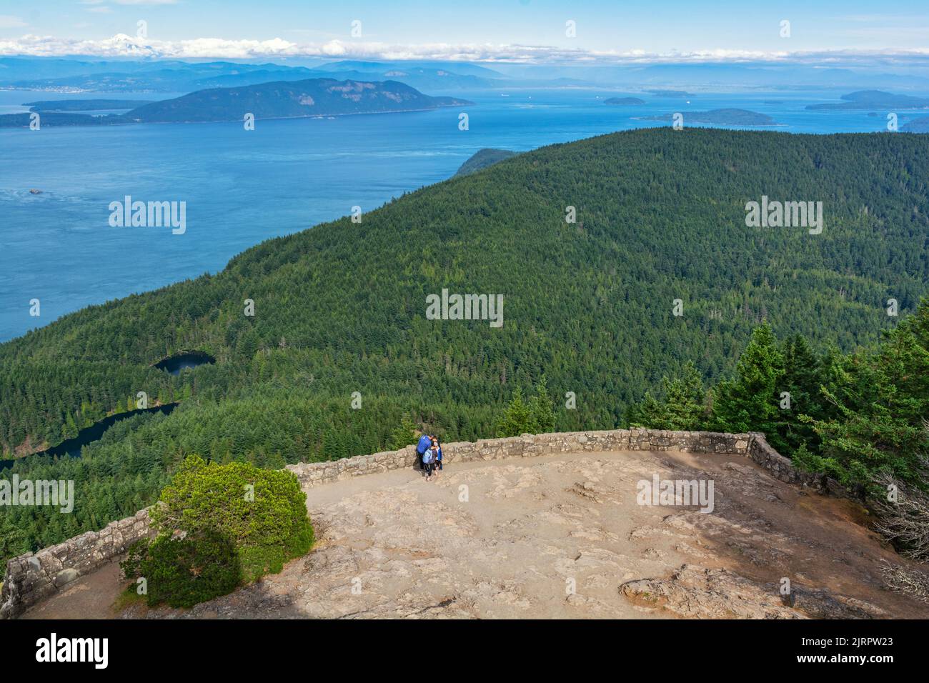 Washington, San Juan Islands, Orcas Island, Moran State Park, Blick vom Observation Tower auf Mt. Verfassung, erbaut 1936 Stockfoto