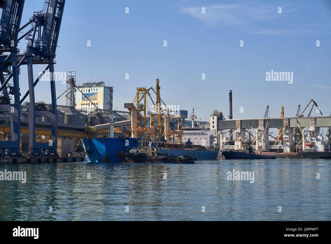 Odessa, Ukraine SIRCA 2019: Bulk Carrier am Getreideaufzug. Panamax Bulk Carrier mit Weizen beladen. Schiff am Getreideterminal. Hafenaufzug mit BU Stockfoto