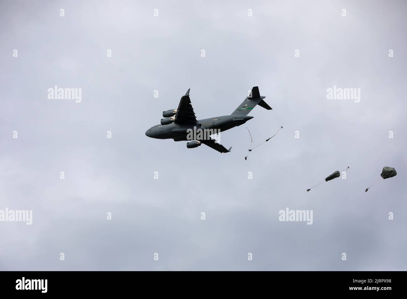 Fallschirmjäger, die 2. Brigade Combat Team (Airborne), 11. Airborne Division (Arctic Angels) zugewiesen sind, verlassen einen Luftstreitkräfte C-17 Globe Master aus 1250 Fuß über der Malemute Drop Zone auf der Joint Base Elmendorf-Richardson, Alaska, 24. August 2022. Die Arctic Angels sind in ihrer primären Funktion, eine gemeinsam erzwungenes Entry Unit zu sein, kompetent, in der Lage, innerhalb von 18 Stunden durch die Ausübung taktischer Massenflugzeugeinsätze auf den Pazifik zu reagieren und Macht zu projizieren. (Army Photo mit freundlicher Genehmigung von Army CPL. Christopher Neu) Stockfoto