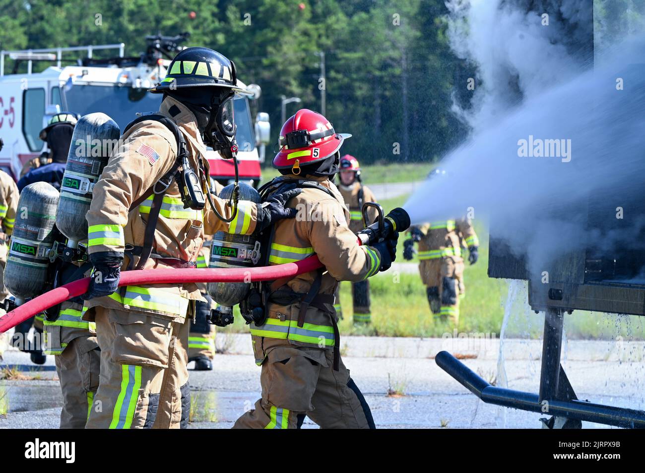 US Air Force Tech. Sgt. Tramel Bailiff, ein Stationskapitän, und Staff Sgt. Travis Jackson, Crewchef, beide zusammen mit der 908. Civil Engineer Squadron, löscht während einer Trainingsübung am 4. August 2022 in Fort Benning, Georgia, einen internen Flugzeugbrand. Die Trainingsübung war für 908. CES-Feuerwehrleute eine einzigartige Gelegenheit, ihren jährlichen Verbrenner an einem rotationsbeflügelten Flugzeug zu üben, um sich auf die neue Hubschraubermission MH-139A Grey Wolf des Airlift Wings 908. vorzubereiten. (USA Luftwaffe Foto von Airman 1. Klasse Juliana Todd) Stockfoto