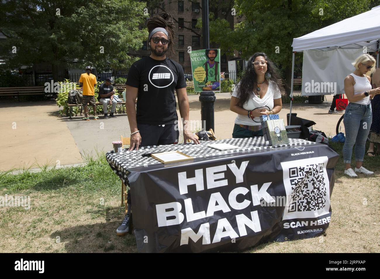 Schwarze vegane Lebensmittelhändler und afroamerikanische Organisationen nehmen am Black VegFest im Commodore Barry Park in Brooklyn, New York, Teil. Black Men Build ist eine Organisation, die sich an folgenden Prinzipien orientiert: Wir sind Schwarze Männer, die sich gegenseitig organisieren, um unseren Gemeinschaften zu dienen, um Schüler der Geschichte zu sein, kritische Denker, Wahrheitserzähler und Lehrer in der Gegenwart zu sein und die sozialen, wirtschaftlichen, politischen und spirituellen Werkzeuge zu entwickeln, die notwendig sind, um eine schwarze Zukunft zu entwickeln und zu sichern. Stockfoto