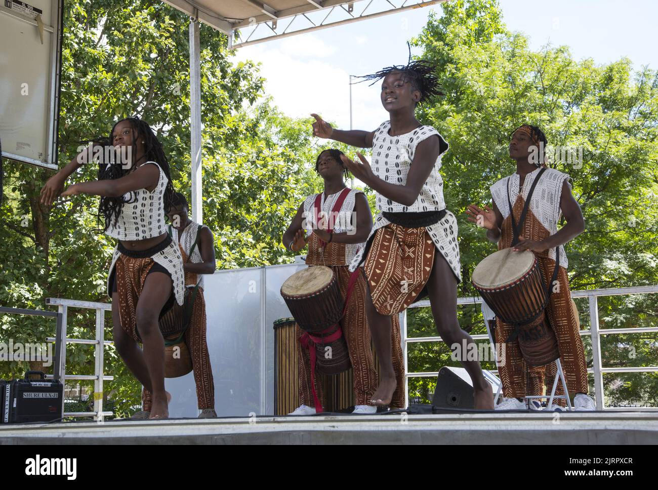 Junge afroamerikanische Tanzgruppe treten beim Black VegFest Festival im Commodore Barry Park in Brooklyn, New York, auf. Stockfoto