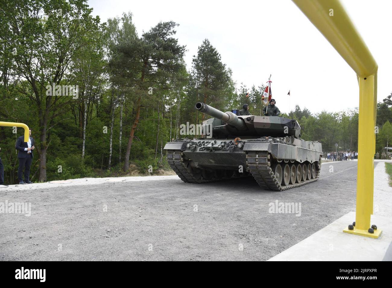 Ein Panzer der polnischen Armee Leopard 2 überquert als erster die neu fertiggestellte Brücke über den Fluss Kwisa auf dem Trainingsgelände Żagan Świętoszów in Polen während einer Zeremonie am 24. Mai 2022. Das Brückenprojekt ist eine von vielen Verbesserungen des Schulungsbereichs, die das US Army Corps of Engineers in Polen in Zusammenarbeit mit der Polnischen Armee, dem 7. Army Training Command der US-Armee und anderen durchgeführt hat. Diese Projekte verbessern die Bereitschaft und Interoperabilität der USA, des Gastlandes und der alliierten Streitkräfte. (USA Armeefoto von Alfredo Barraza). Stockfoto