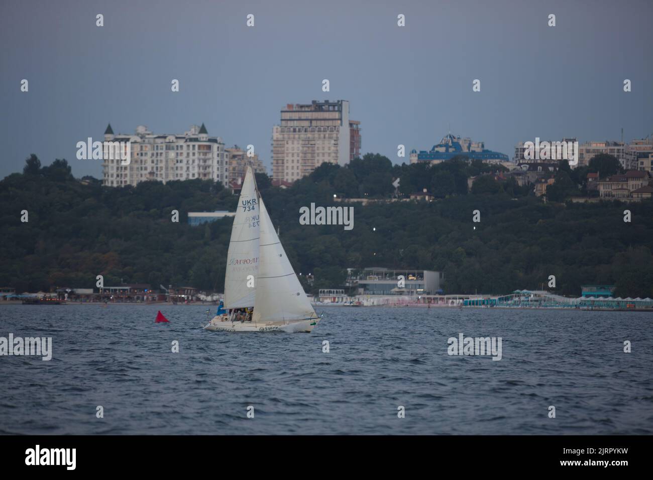 Segelyacht-Regatta. Segelboote unter Segel im Rennen. Yachting. Luxusyachten. Stockfoto