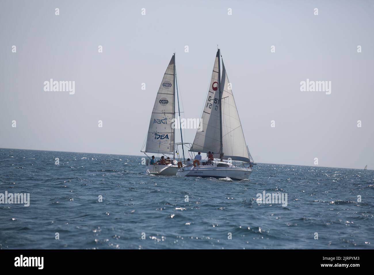 Segelyacht-Regatta. Segelboote unter Segel im Rennen. Yachting. Luxusyachten. Stockfoto