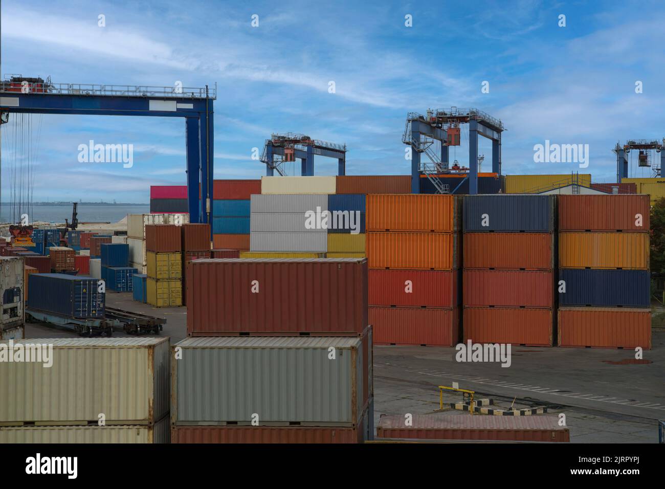 Industriehafen mit Containern. Stapel von Containern im Hafen am Terminal. Anlegekrane Stockfoto