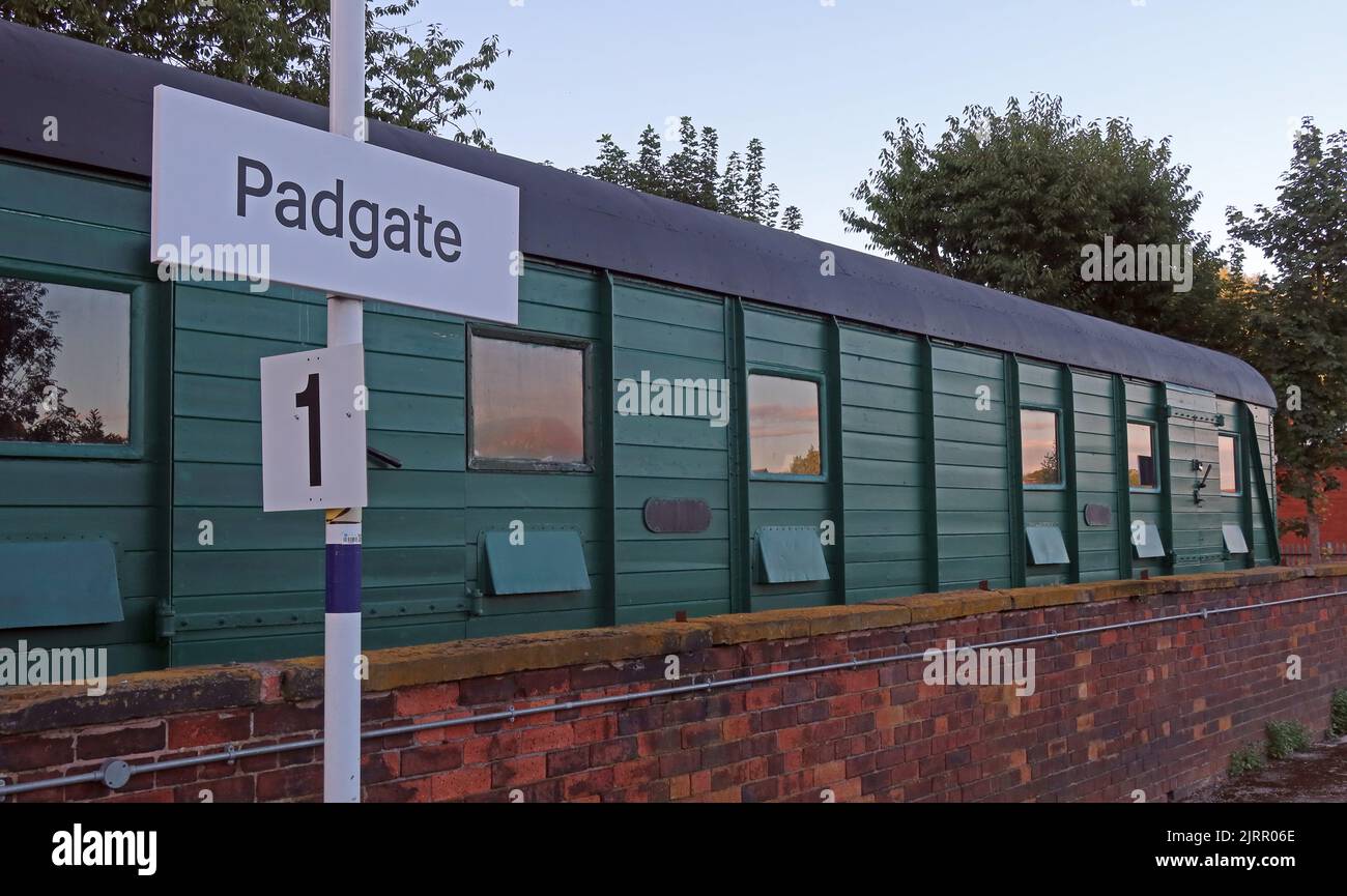 Grüner Waggon am Bahnhofsplatz von Padgate (Nordzüge), Station Rd South, Padgate, Warrington, ENGLAND, GROSSBRITANNIEN, WA2 0QS Stockfoto