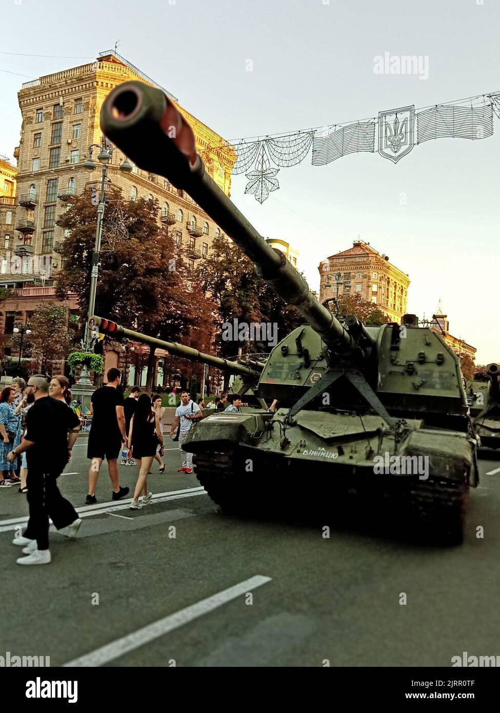 Zerstörte Militärfahrzeug-Ausstellung auf der Straße Khreschatyk am 24. August 2022 während des Unabhängigkeitstages in Kiew, Ukraine. Besucher überprüften die zerbrochenen und verbrannten modernen russischen gepanzerten Autos, Panzer usw. Stockfoto