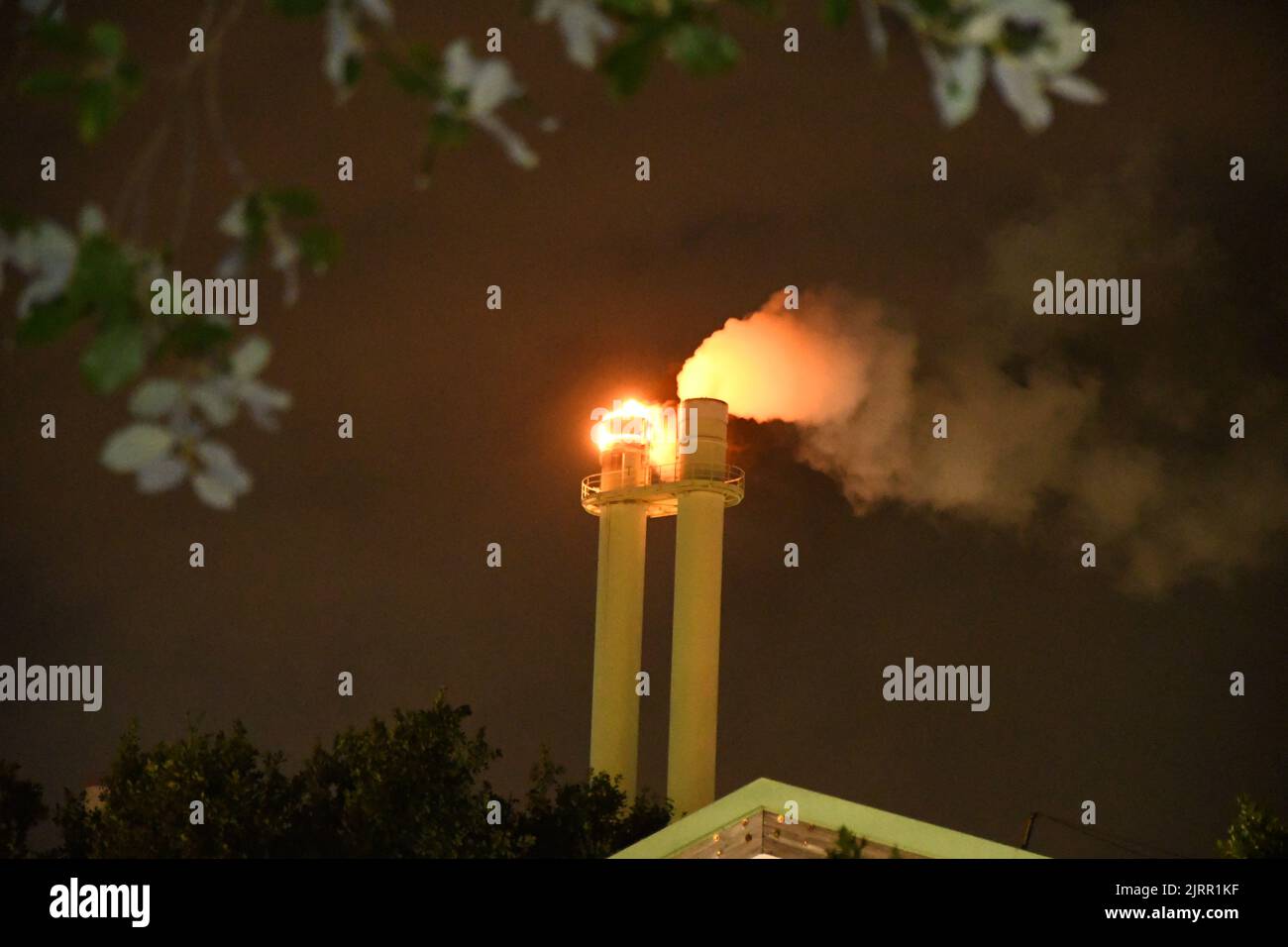 25. August 2022, Hamburg: Flammen brechen aus einem Schornstein einer Müllverbrennungsanlage im Hamburger Stadtteil Billbrook aus. Ein Brand in einer Müllverbrennungsanlage im Hamburger Stadtteil Billbrook hat einen großflächigen Löschangriff ausgelöst. Wegen der starken Rauchentwicklung und der Geruchsbelästigung wurden die Bewohner in der Nacht zum Freitag gebeten, Fenster und Türen geschlossen zu halten und die Lüftung und die Klimaanlage auszuschalten. Nach ersten Erkenntnissen sei niemand verletzt worden, fügte die Polizei hinzu. Die Ursache des Feuers und andere Details waren zunächst unklar. Foto: Tiedemann/Vifogra/dpa Stockfoto