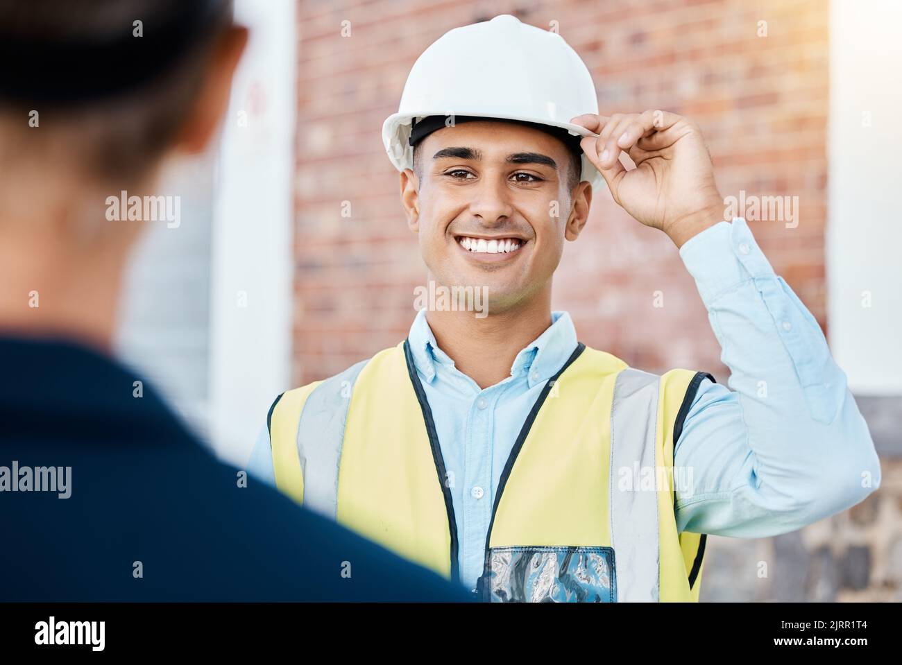 Bauarbeiter, Bauarbeiter und Architekturangestellter mit einem glücklichen Lächeln, der bereit ist, mit der Arbeit zu beginnen. Instandhaltungs-Auftragnehmer, Baumeister Logistik und Gebäude Stockfoto