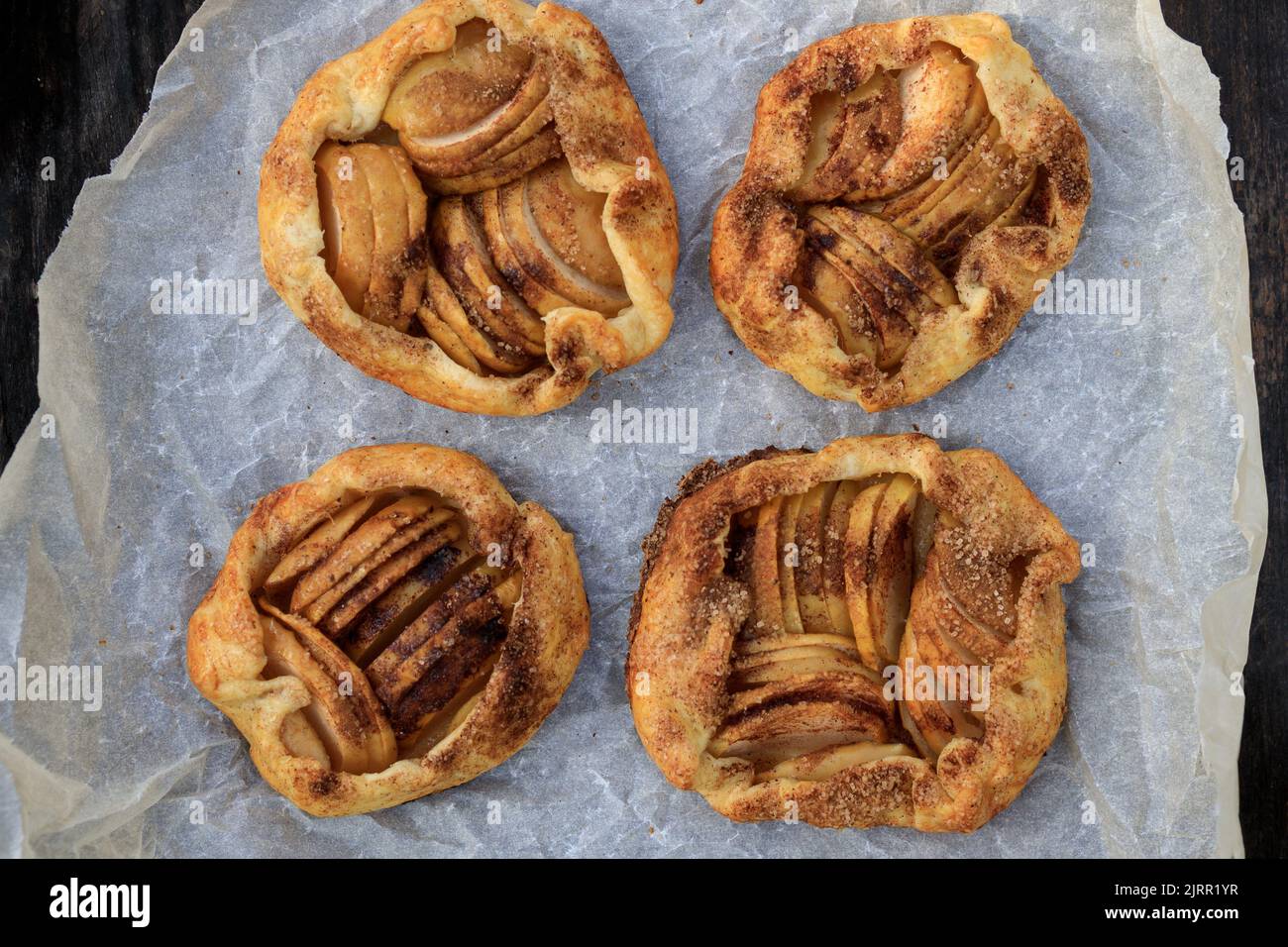 Rustikaler traditioneller französischer Kekskuchen mit Äpfeln im herbstlichen Stil, Draufsicht. Stockfoto