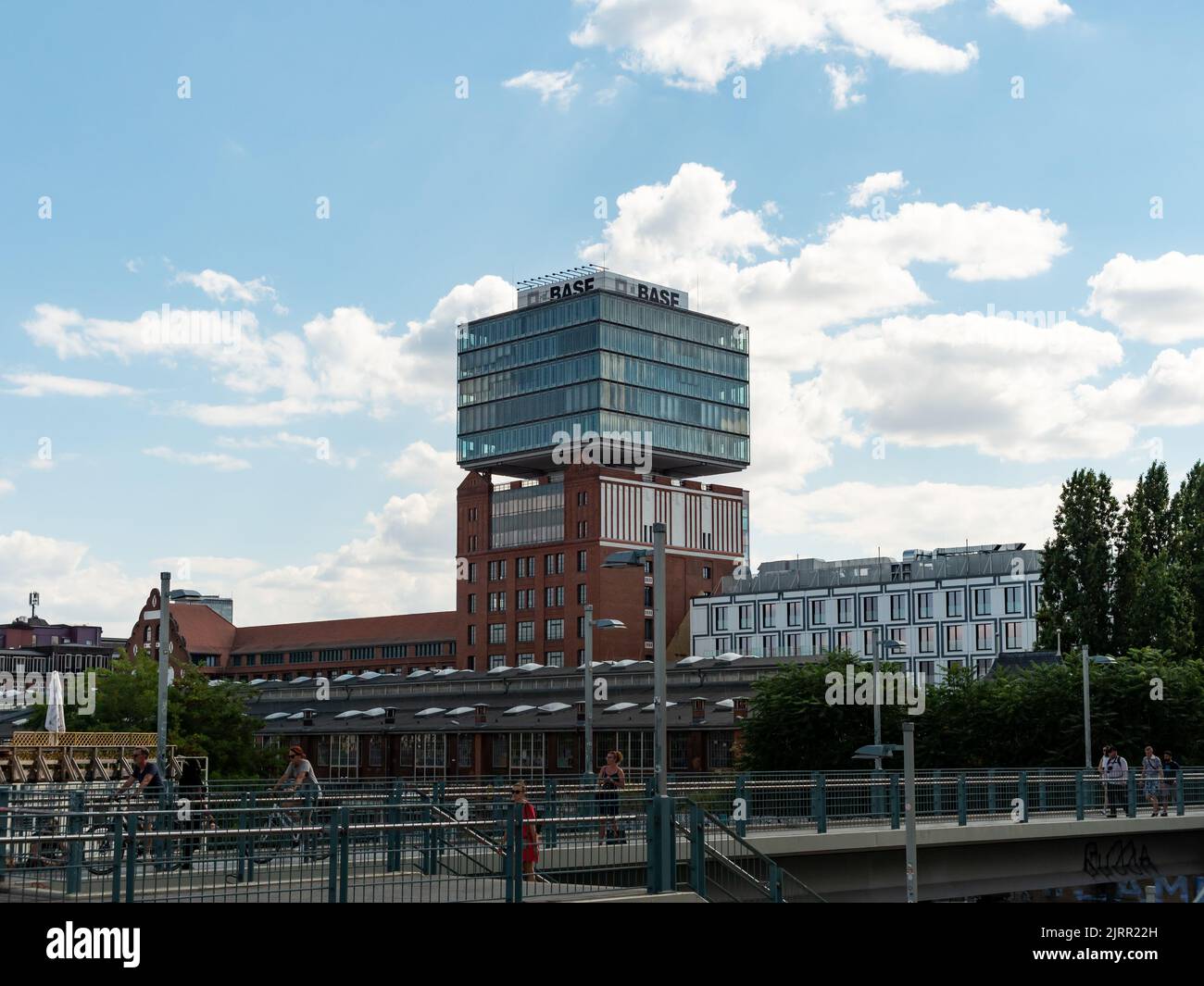 Bürogebäude des Chemieunternehmens BASF in der Stadt Berlin. Moderner Turm in modernem Design mit Logo oben. Architektur mit Glas. Stockfoto