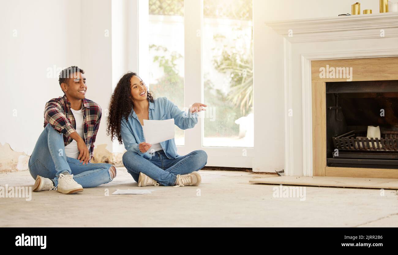 Immobilien, Investitionen und Planung, Paar mit DIY Renovierungsplan für neue Einfamilienhaus mit Hypothek. Mann und Frau und glücklich beim ersten Mal Stockfoto