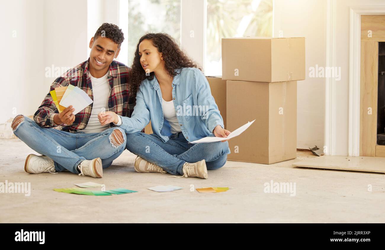 Paar tun Innenarchitektur in neuem Haus, Mann und Frau Malerei Zimmer in Eigentum und Umzug in die Wohnung zusammen. Kreative schwarze Familie in echt Stockfoto