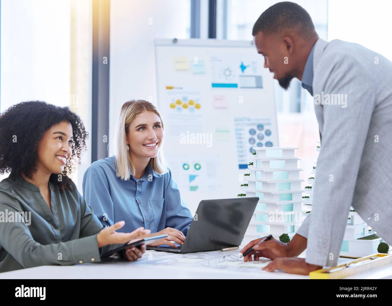 Team, Design und Architektur einer Gruppe von Architekten, die an einem Lageplan oder einer Strategie mit einem Laptop und einem digitalen Tablet arbeiten. Auftragnehmer Stockfoto