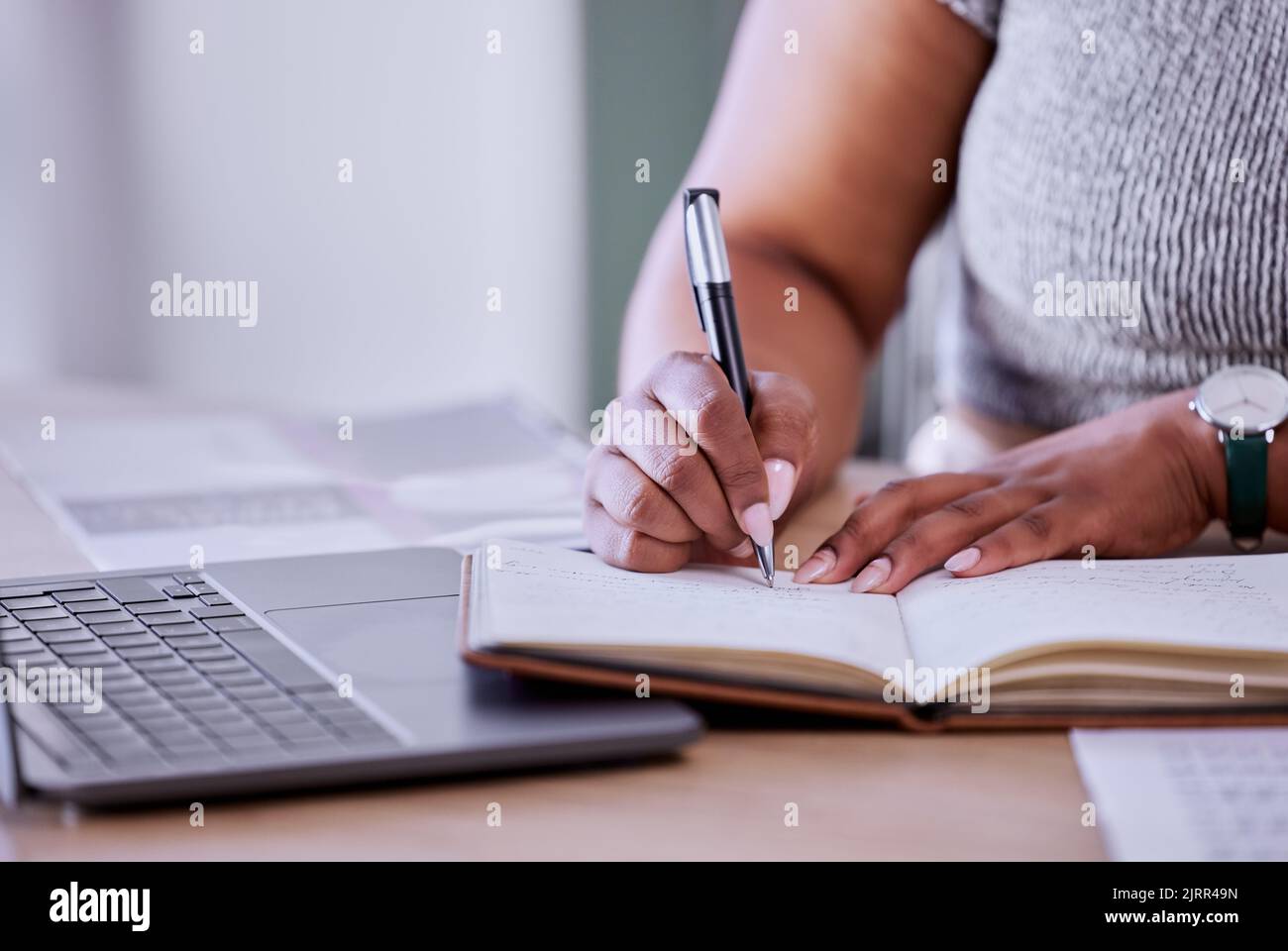 Projektmanagement, Planung und Frau mit Notebook und Laptop für Marketing oder Social-Media-Kalender mit Laptop-Terminplaner-Software. Hände von Stockfoto