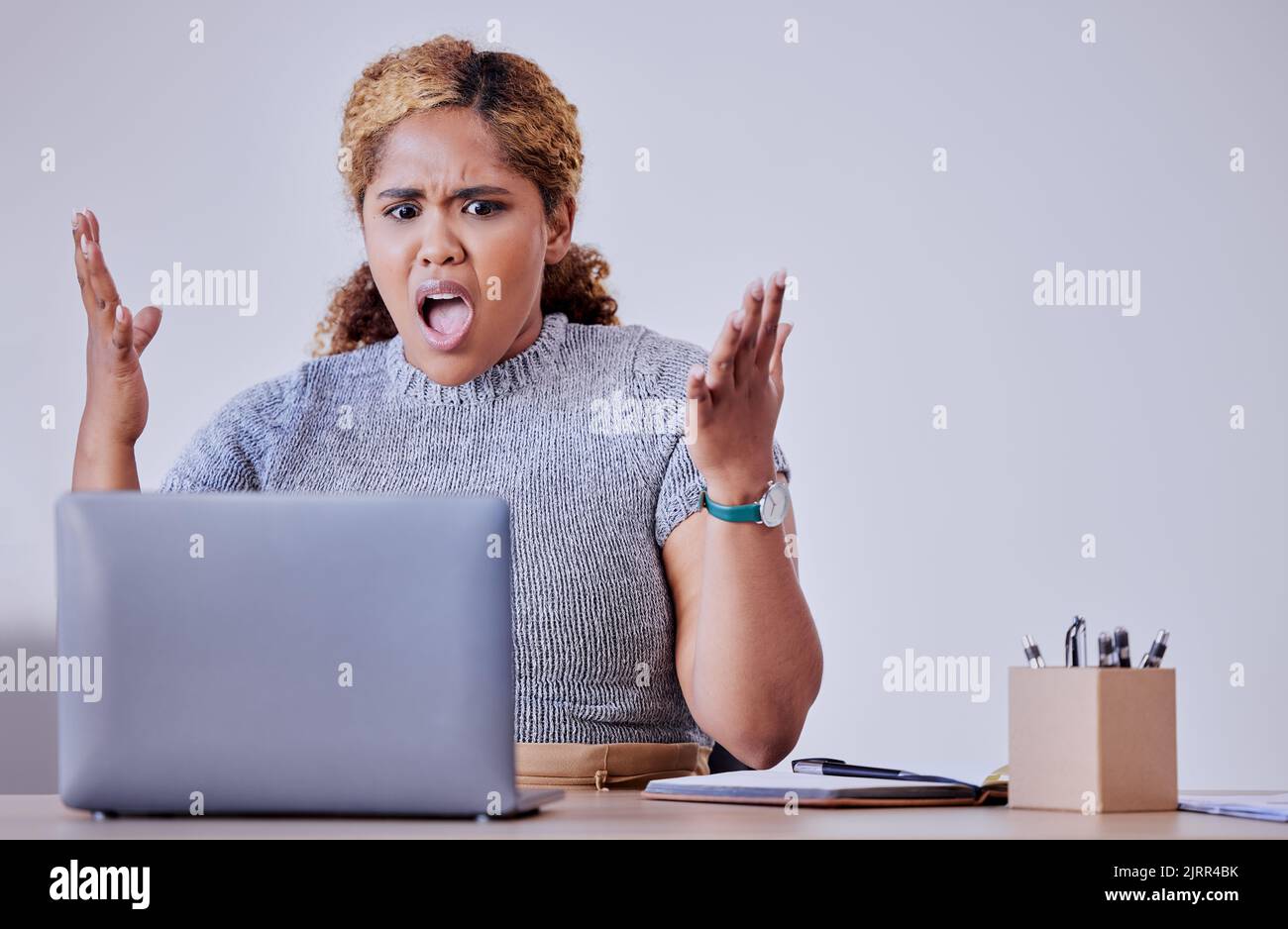 Stress, verärgerte und frustrierte Unternehmensfrau, die am Laptop arbeitet, verärgert über Pannen und langsames Internet. Büroangestellte öffnen Mund bei Schock, scheitern Stockfoto