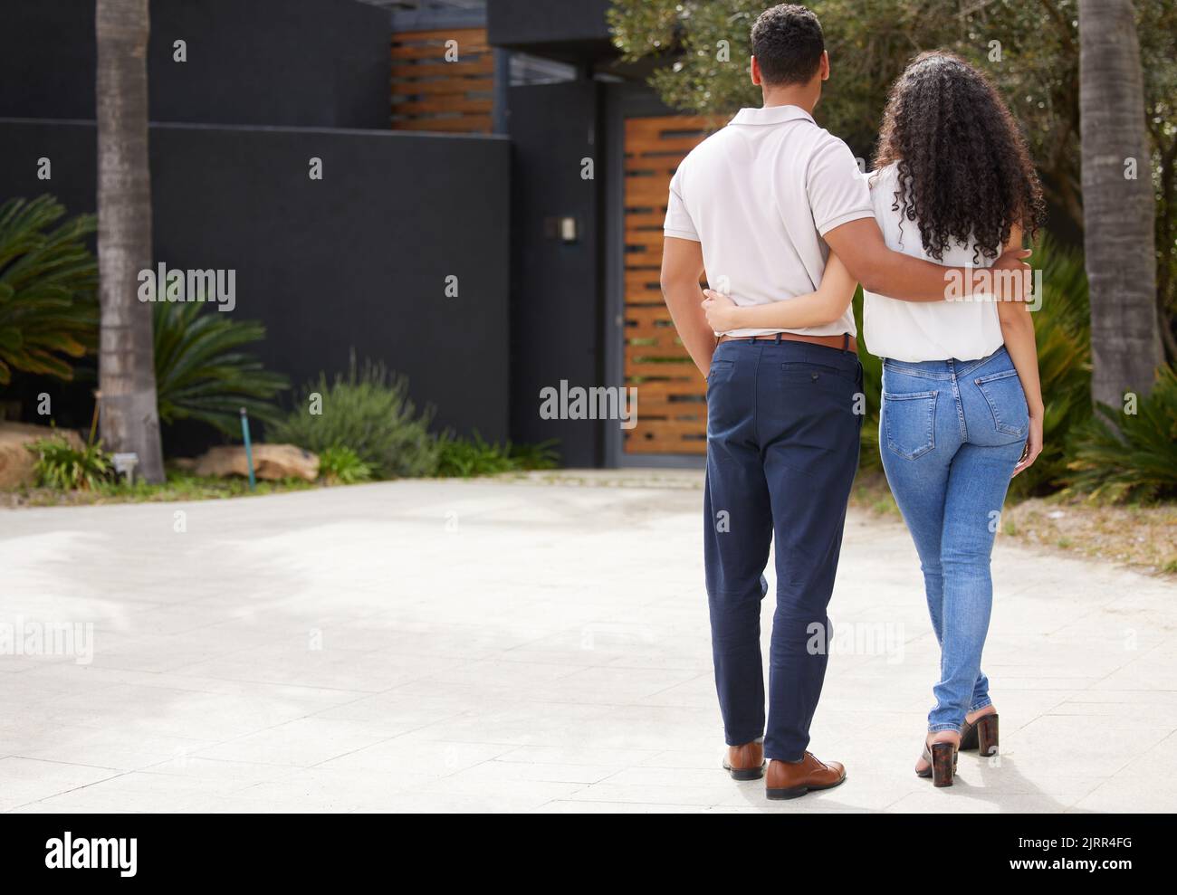 Immobilien, Immobilien und neues Zuhause mit einem Mann und einer Frau Hausbesitzer, die ihr Haus zusammen draußen betrachten. Immobilien, Immobilien und eine Investition in Stockfoto