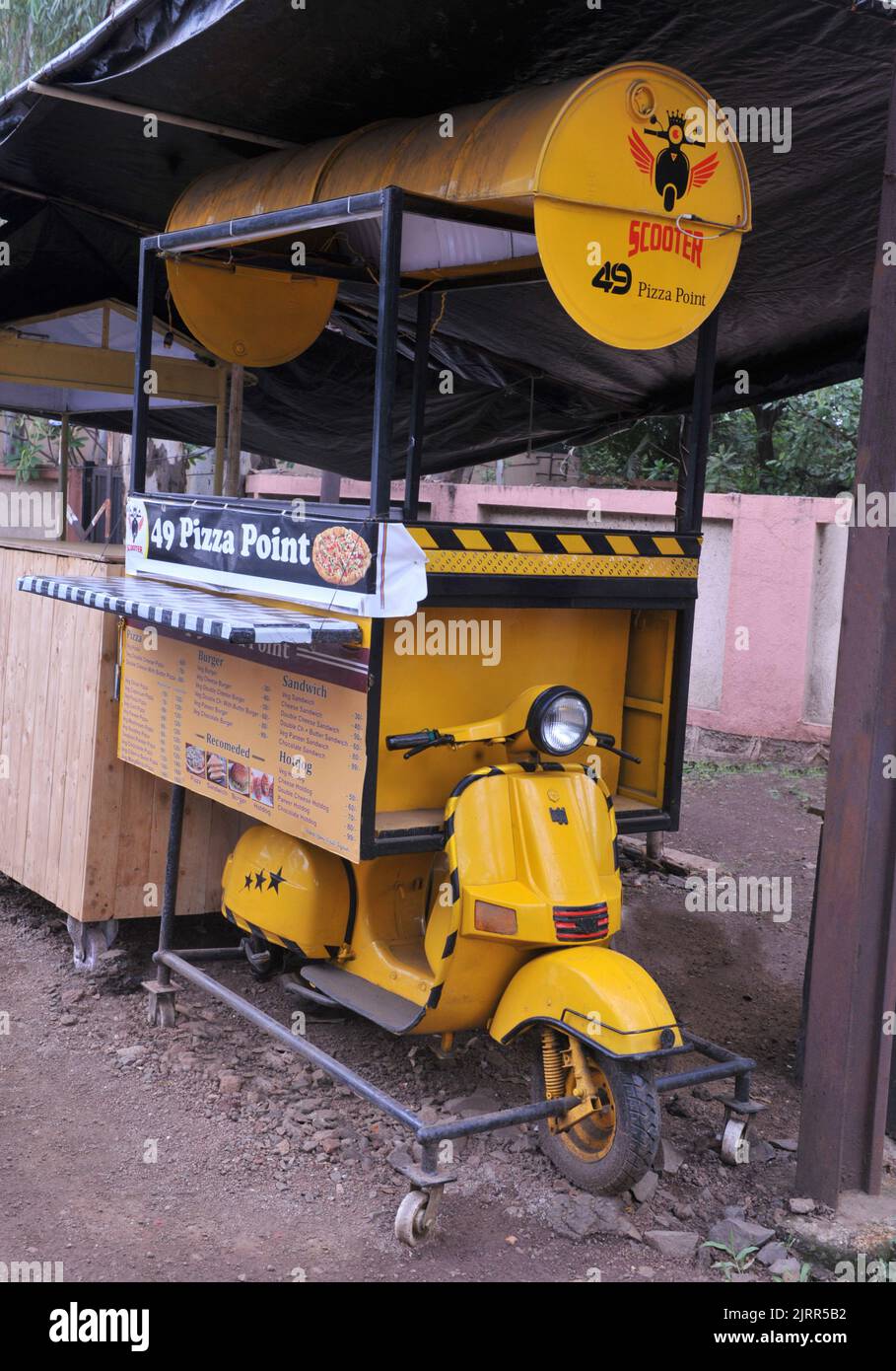 Alte gelbe Roller als Requisite für Straßenrand Stall verkauft Fast Food und Pizzas verwendet. Ort: Nashik, Maharashtra, Indien. Datum - 03 2022. Juli Stockfoto